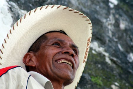 uomo con tipico copricapo